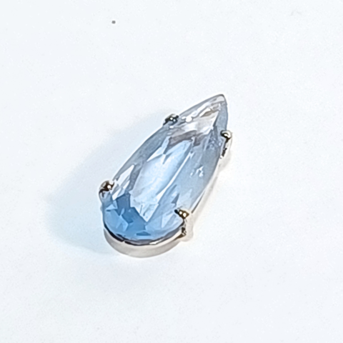 Pingente Gota Caixa  Simples em ouro 18k , com 1 pedra