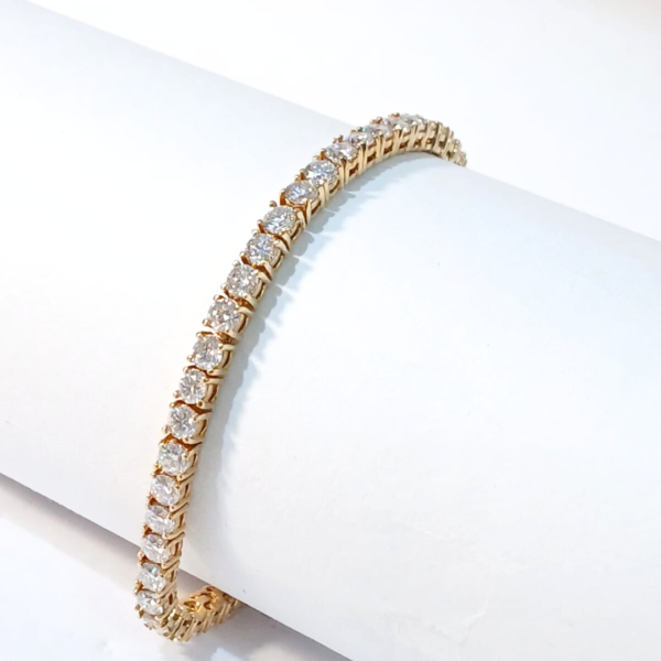 Pulseira Riviera em ouro 18k , com 56 pedras .