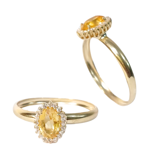 Anel Oval Edy Lever em ouro 18k , com 21 pedras .