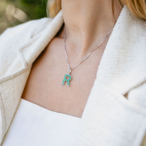 Pingente Letra Galé R em ouro 18k , com 25 pedras .