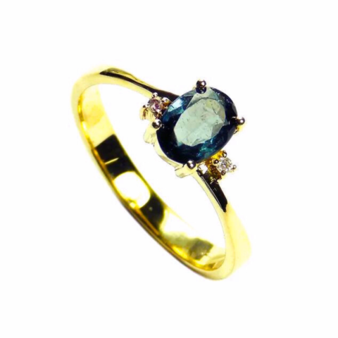 Anel Formatura com 1 pedra central oval 5 x 7 mm e 2 pedras de 0,5Pts