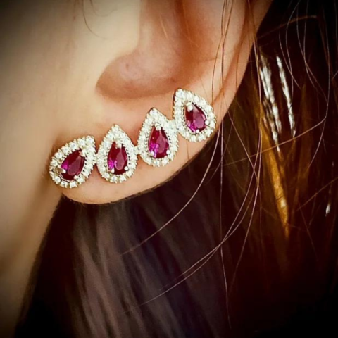 Brinco EarCuff com 8 pedras gotas 3 x 5 mm e 163 pedras de 0,5 Pts