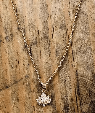 PINGENTE FLOR DE LÓTUS 17 PEDRAS