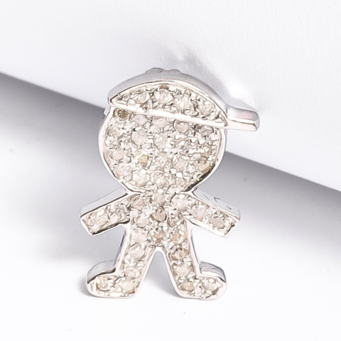 Pingente Menino Boné M em ouro 18k , com 45 pedras.